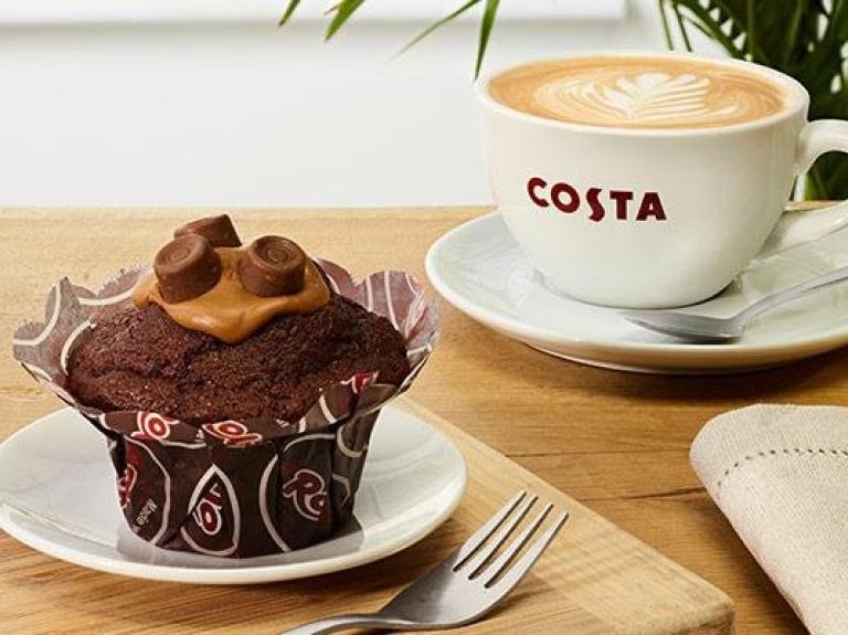 Costa rolo muffin with drink
