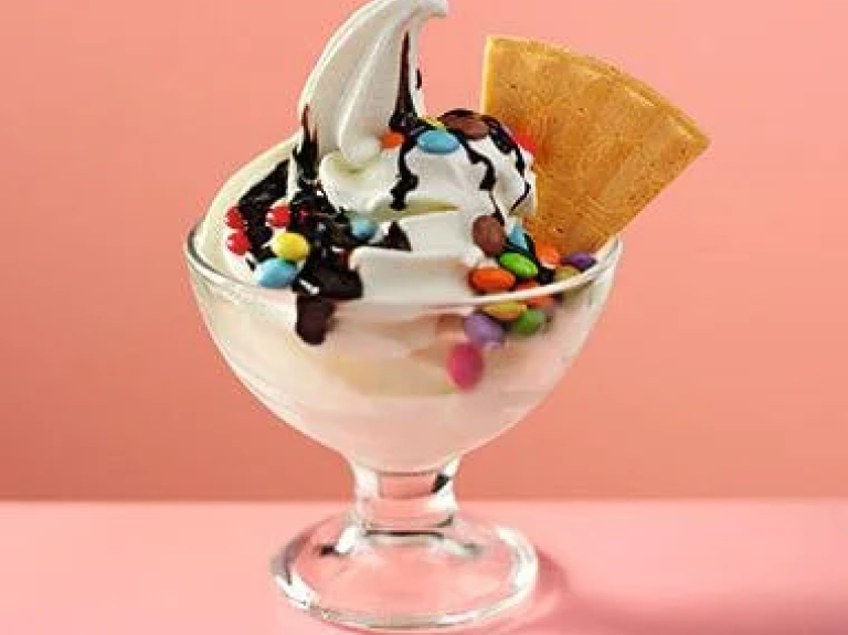 SMARTIES® Mini Mix in as an ice cream topping