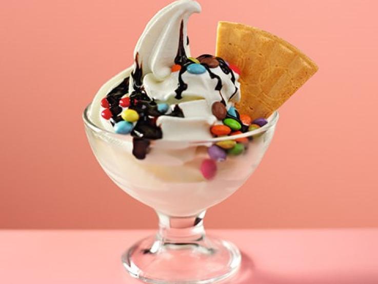 SMARTIES® Mini Mix in as an ice cream topping