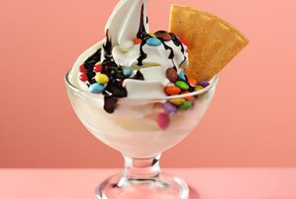 SMARTIES® Mini Mix in as an ice cream topping