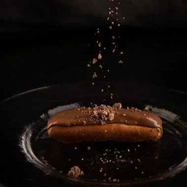 KITKAT® Éclair sprinkled with KITKAT® Mix ins